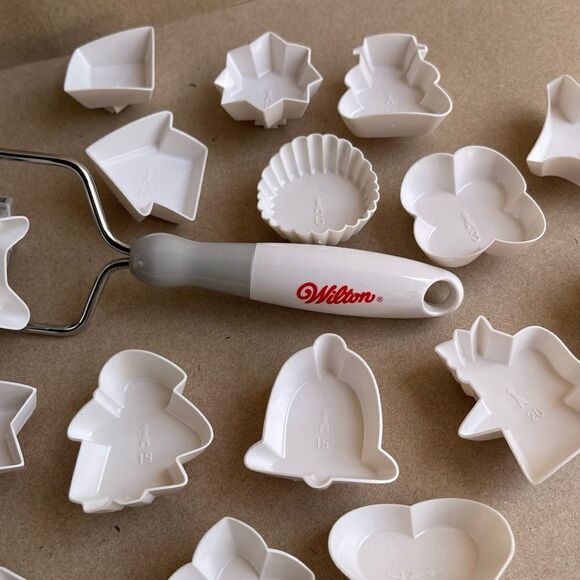 Vintage Wilton Roll-Along Cookie Cutter Multi Christmas Holiday Shapes - Picture 14 of 17